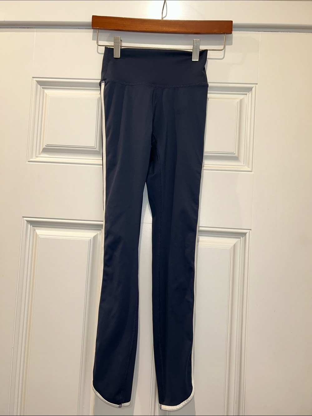 Navy Athletic Leggings with White Dolphin Trim